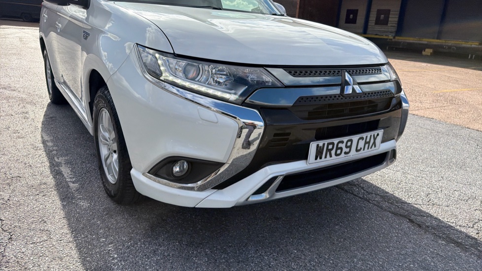 Mitsubishi Outlander Petrol 2.4 PHEV Reflex Commercial Auto Estate - Image 45