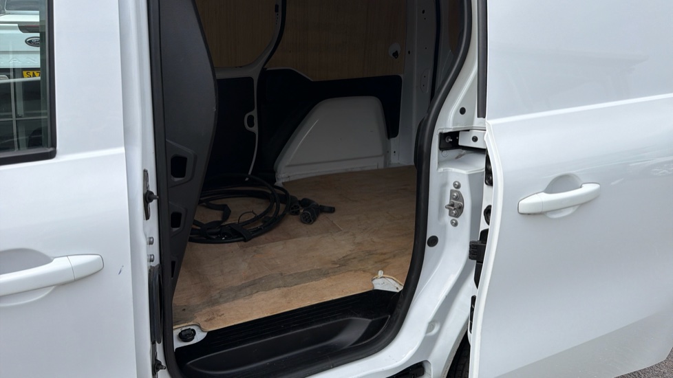 Nissan Townstar L1 Electric 90kW Tekna Van Auto 45kWh - Image 5