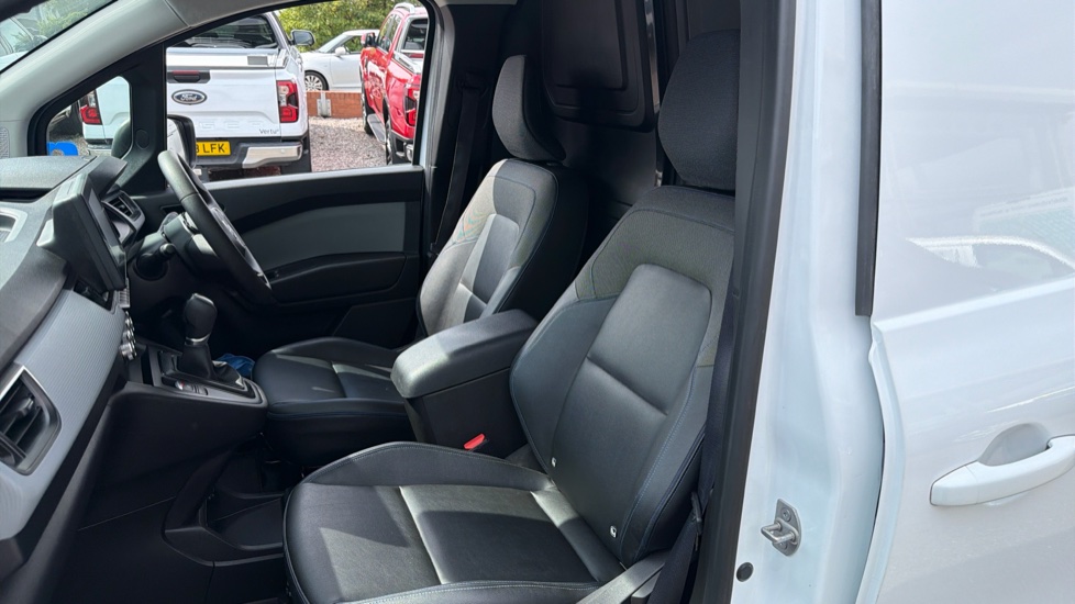 Nissan Townstar L1 Electric 90kW Tekna Van Auto 45kWh - Image 40