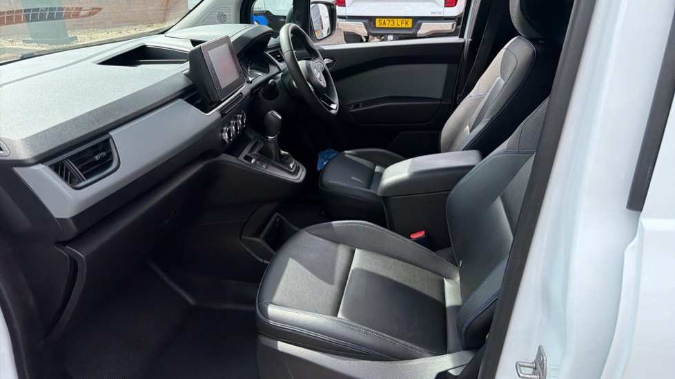 Nissan Townstar L1 Electric 90kW Tekna Van Auto 45kWh - Image 41