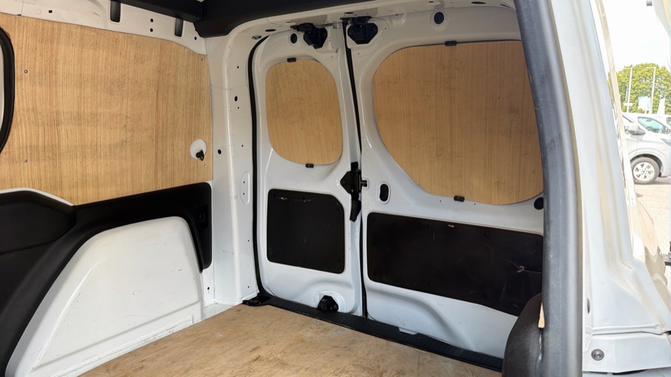 Nissan Townstar L1 Electric 90kW Tekna Van Auto 45kWh - Image 44