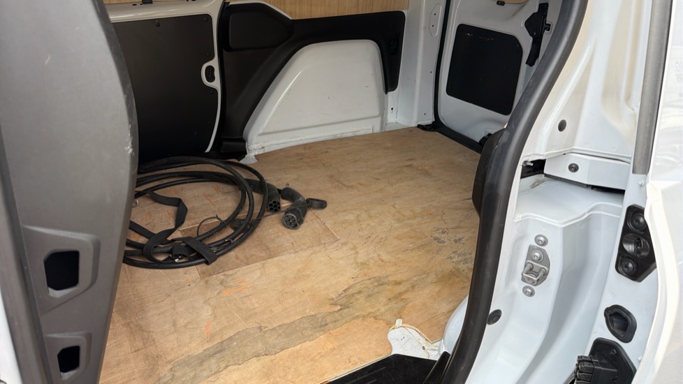 Nissan Townstar L1 Electric 90kW Tekna Van Auto 45kWh - Image 45