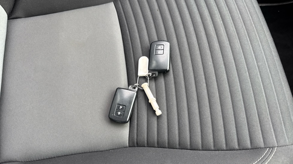 Toyota Yaris 1.5 Hybrid Icon Tech 5dr CVT Hybrid Hatchback - Image 19