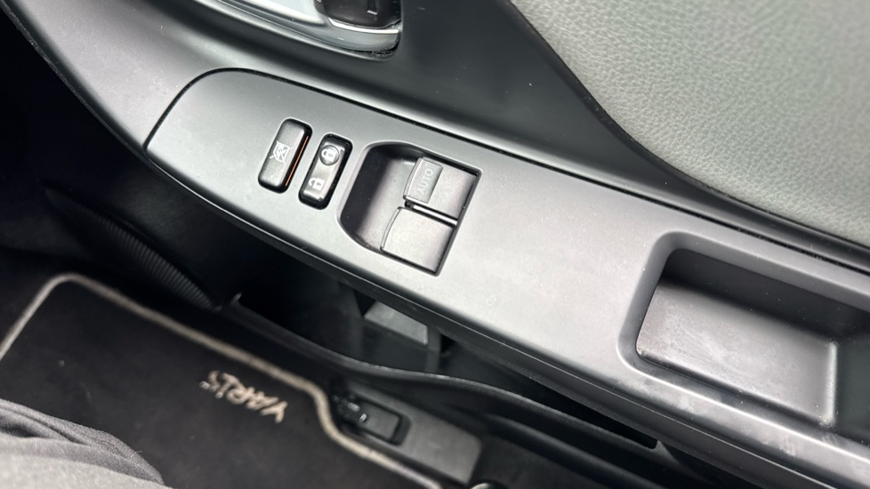 Toyota Yaris 1.5 Hybrid Icon Tech 5dr CVT Hybrid Hatchback - Image 30