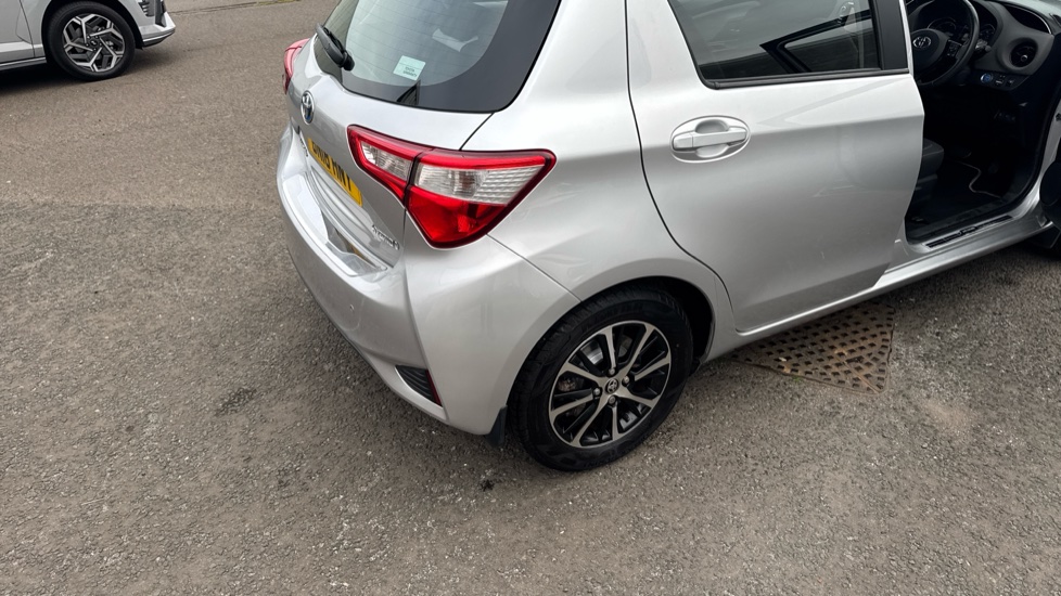 Toyota Yaris 1.5 Hybrid Icon Tech 5dr CVT Hybrid Hatchback - Image 35