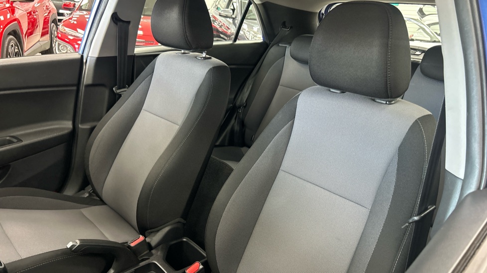 Hyundai i20 1.2 MPi SE 5dr Petrol Hatchback - Image 38