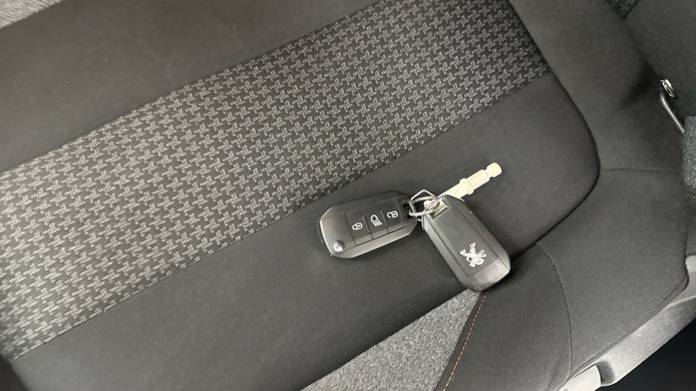 Peugeot 3008 1.6 BlueHDi 120 Active 5dr Diesel Estate - Image 20