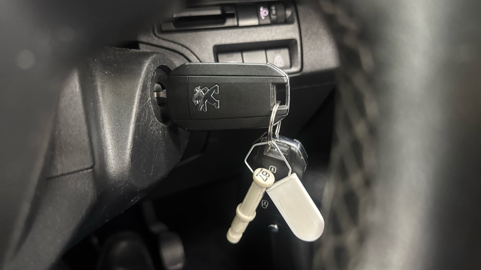 Peugeot 3008 1.6 BlueHDi 120 Active 5dr Diesel Estate - Image 30