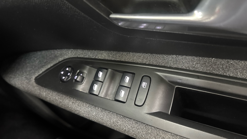 Peugeot 3008 1.6 BlueHDi 120 Active 5dr Diesel Estate - Image 31