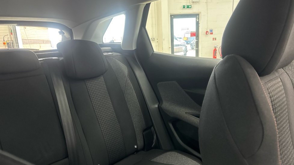 Peugeot 3008 1.6 BlueHDi 120 Active 5dr Diesel Estate - Image 36
