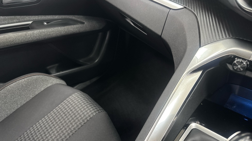 Peugeot 3008 1.6 BlueHDi 120 Active 5dr Diesel Estate - Image 40