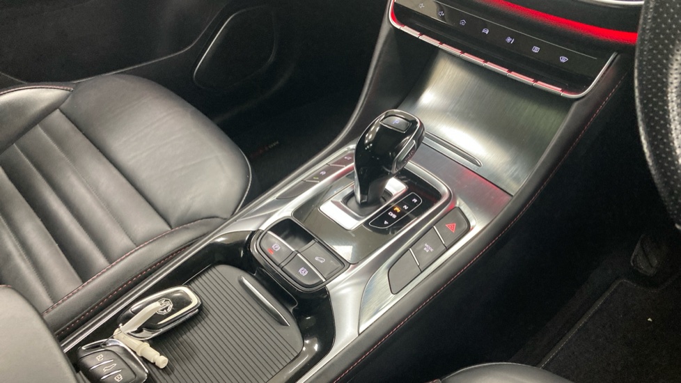 MG HS 1.5 T-GDI Exclusive 5dr DCT Petrol Hatchback - Image 13