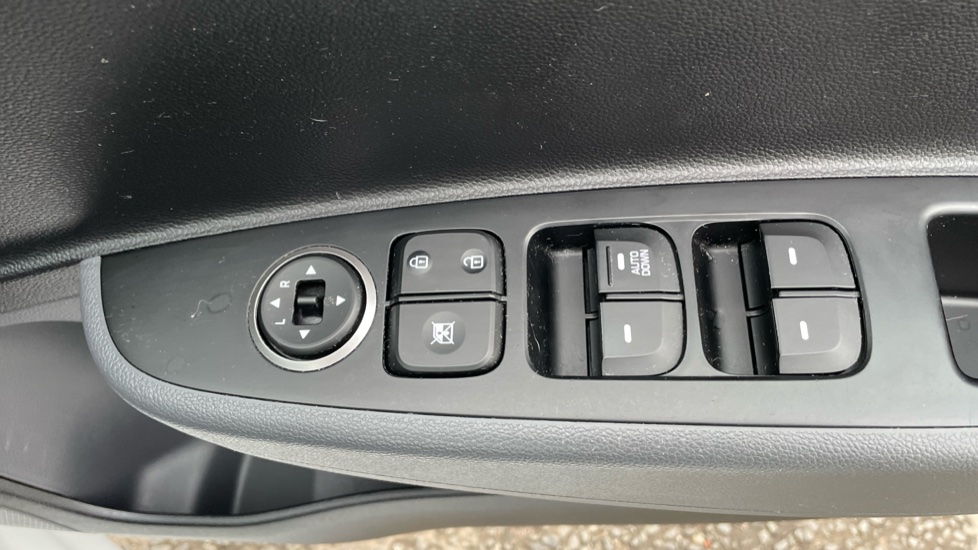 Hyundai i10 1.0 Go SE 5dr Petrol Hatchback - Image 32