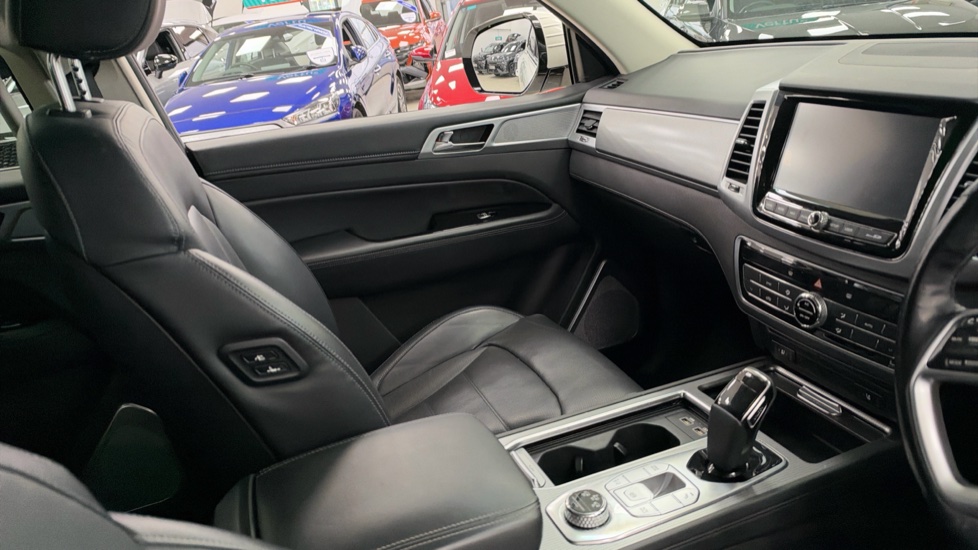Ssangyong Rexton 2.2 Ultimate 5dr Auto Diesel Estate - Image 14