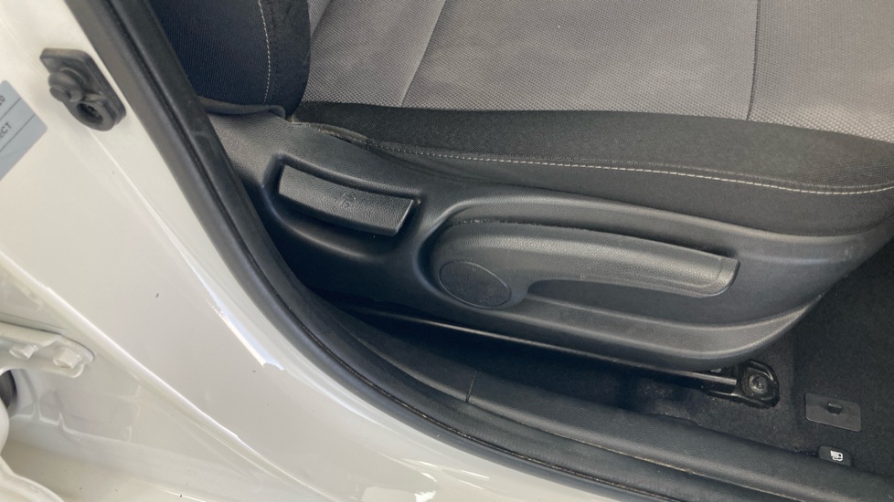 Hyundai i20 1.2 MPi S Connect 5dr Petrol Hatchback - Image 32