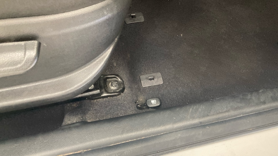 Hyundai i20 1.2 MPi S Connect 5dr Petrol Hatchback - Image 33