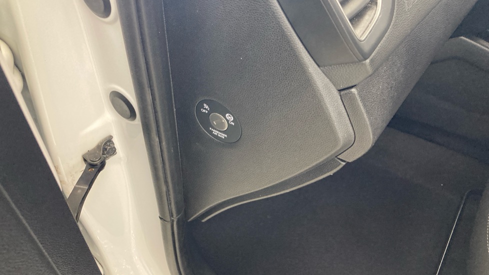 Hyundai i20 1.2 MPi S Connect 5dr Petrol Hatchback - Image 37