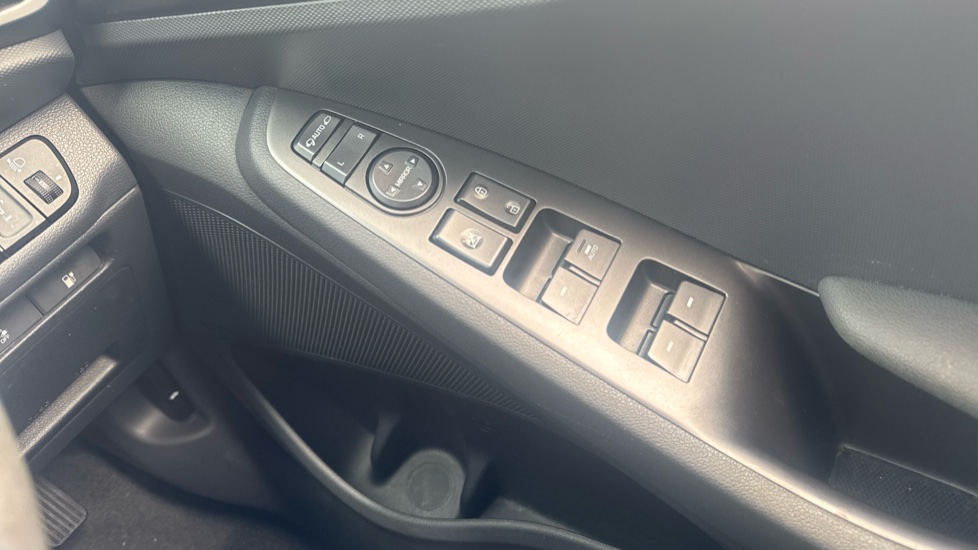 Hyundai IONIQ 100kW Premium 38kWh 5dr Auto Electric Hatchback - Image 28
