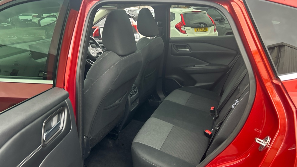 Nissan Qashqai 1.3 DiG-T MH 158 N-Connecta 5dr Xtronic Petrol Hatchback - Image 16