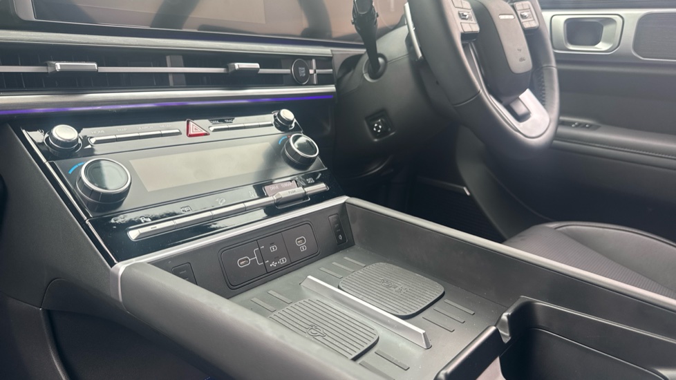 Hyundai SANTA FE 1.6 TGDi Plug-in Hybrid Ultimate 5dr 4WD Auto Estate - Image 13