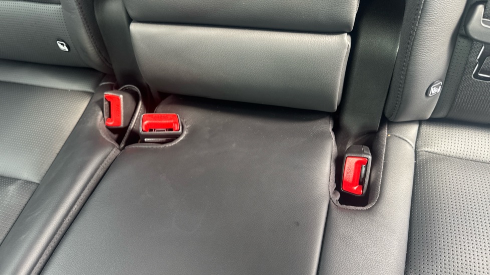 Hyundai SANTA FE 1.6 TGDi Plug-in Hybrid Ultimate 5dr 4WD Auto Estate - Image 17