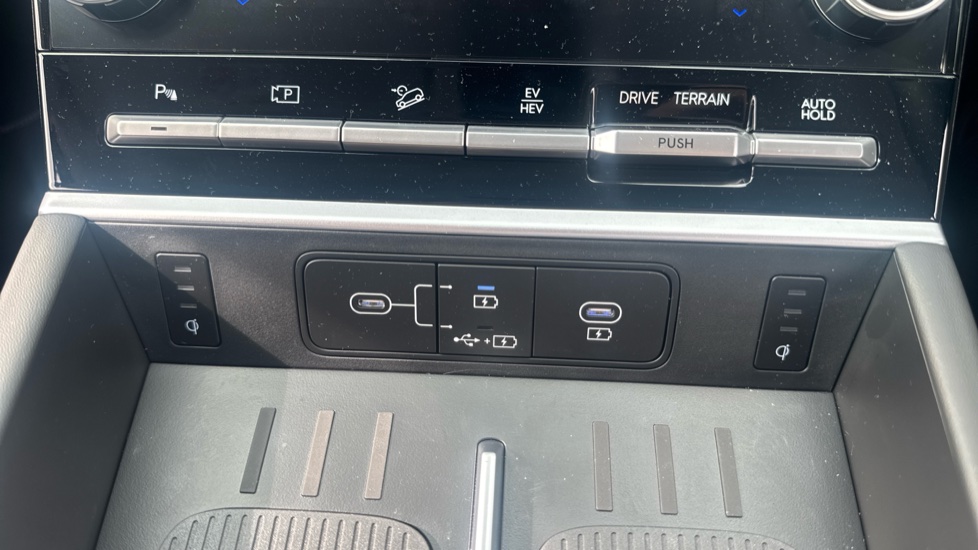 Hyundai SANTA FE 1.6 TGDi Plug-in Hybrid Ultimate 5dr 4WD Auto Estate - Image 22