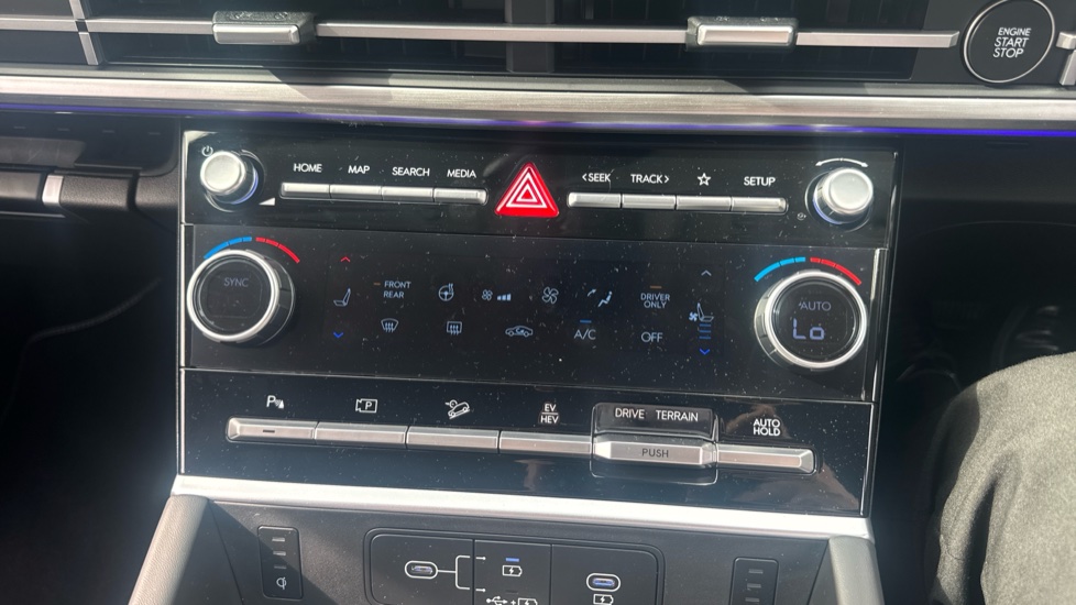 Hyundai SANTA FE 1.6 TGDi Plug-in Hybrid Ultimate 5dr 4WD Auto Estate - Image 23