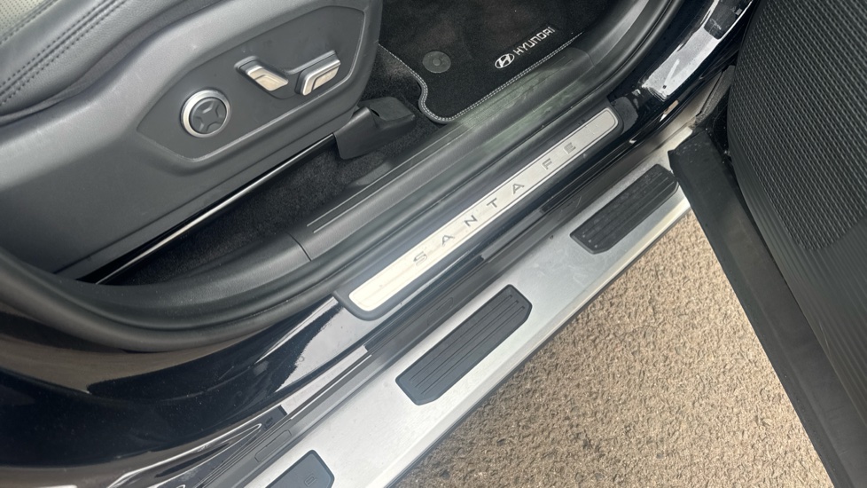 Hyundai SANTA FE 1.6 TGDi Plug-in Hybrid Ultimate 5dr 4WD Auto Estate - Image 39