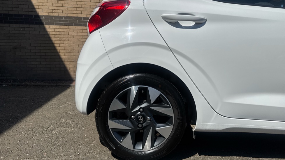 Hyundai i10 1.2 Advance 5dr Petrol Hatchback - Image 7