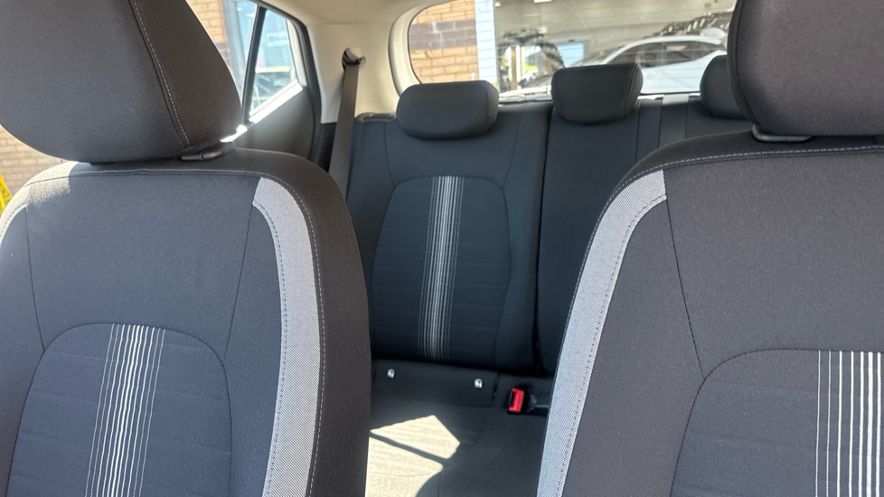 Hyundai i10 1.2 Advance 5dr Petrol Hatchback - Image 15