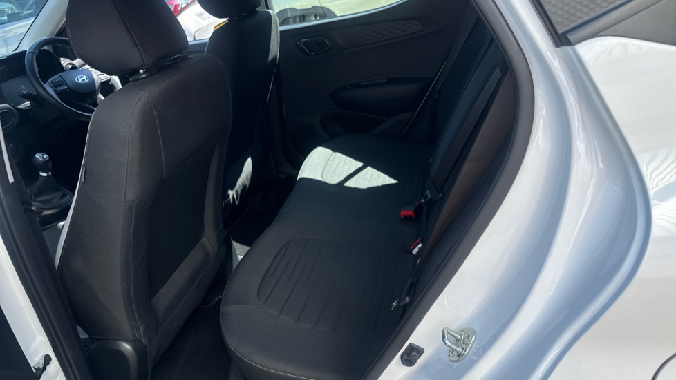 Hyundai i10 1.2 Advance 5dr Petrol Hatchback - Image 16