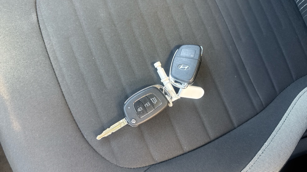 Hyundai i10 1.2 Advance 5dr Petrol Hatchback - Image 20