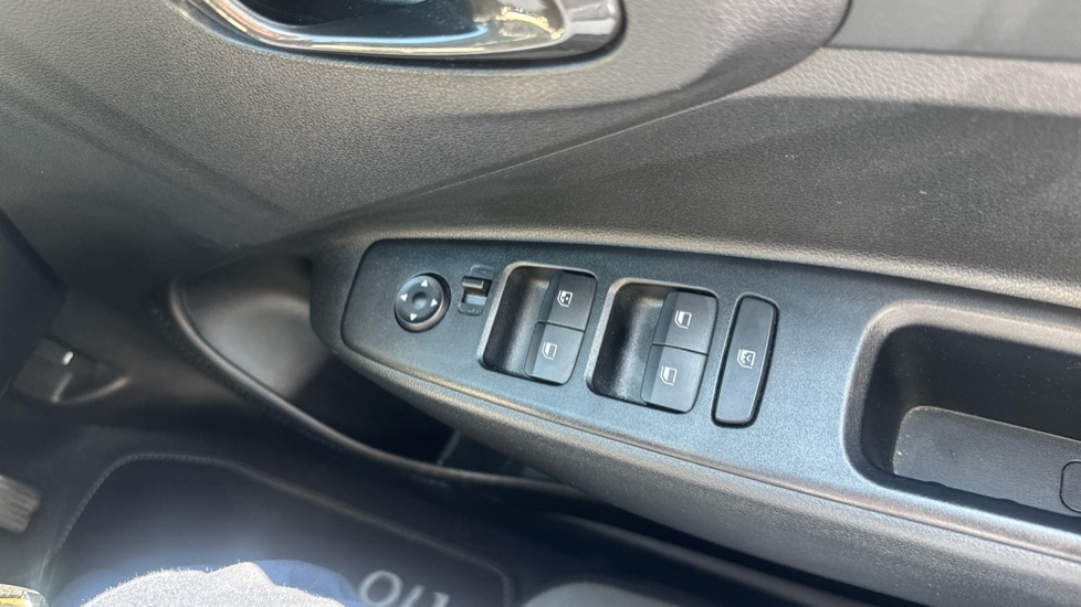 Hyundai i10 1.2 Advance 5dr Petrol Hatchback - Image 30