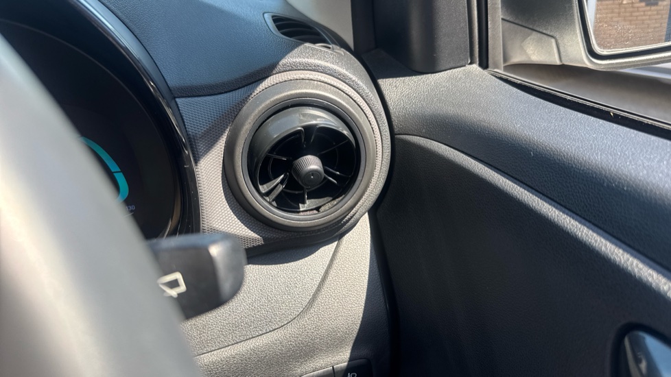 Hyundai i10 1.2 Advance 5dr Petrol Hatchback - Image 32