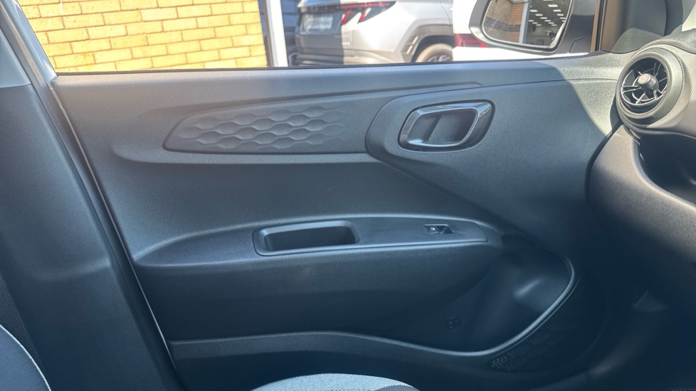 Hyundai i10 1.2 Advance 5dr Petrol Hatchback - Image 37