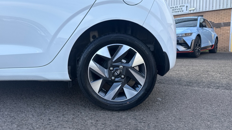 Hyundai i10 1.2 Advance 5dr Petrol Hatchback - Image 7