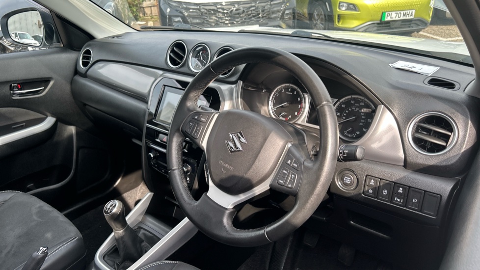 Suzuki Vitara 1.6 SZ5 5dr Petrol Estate - Image 11