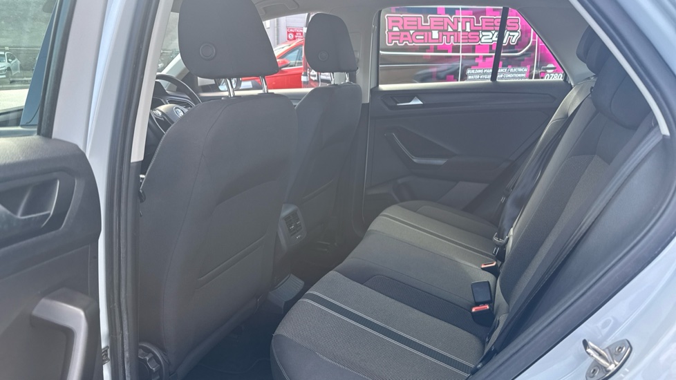 Volkswagen T-Roc 1.6 TDI SE 5dr Diesel Hatchback - Image 16