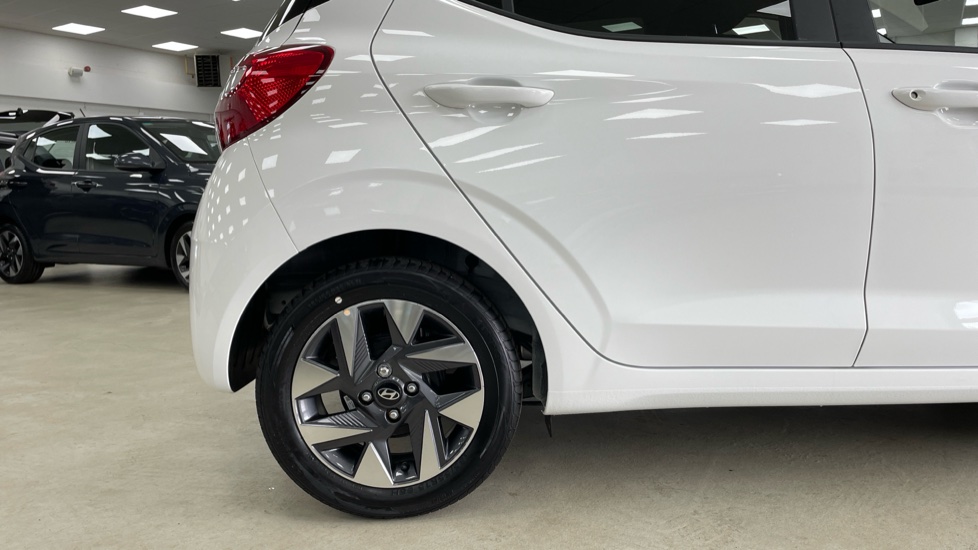 Hyundai i10 1.0 [63] Advance 5dr Auto [Nav] Petrol Hatchback - Image 7