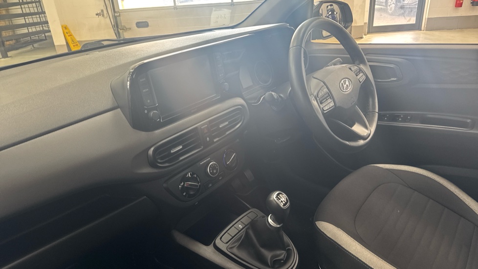 Hyundai i10 1.2 MPi SE Connect 5dr Petrol Hatchback - Image 9