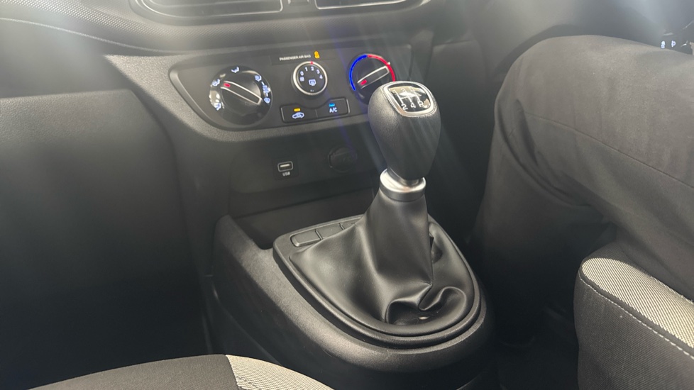 Hyundai i10 1.2 MPi SE Connect 5dr Petrol Hatchback - Image 13