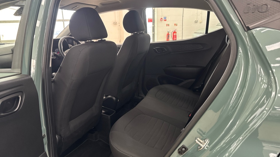 Hyundai i10 1.2 MPi SE Connect 5dr Petrol Hatchback - Image 16