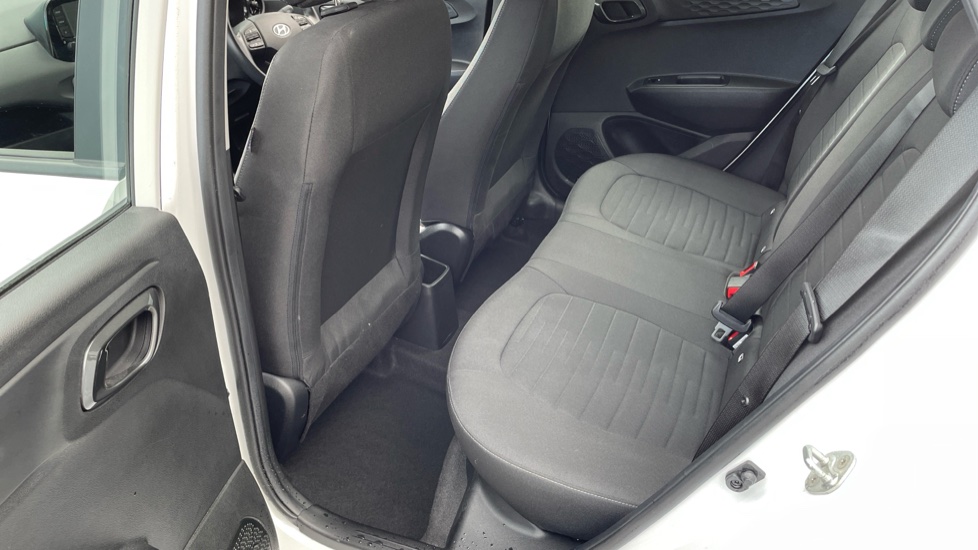 Hyundai i10 1.0 MPi SE Connect 5dr Petrol Hatchback - Image 16