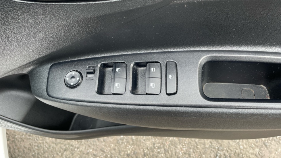 Hyundai i10 1.0 MPi SE Connect 5dr Petrol Hatchback - Image 31