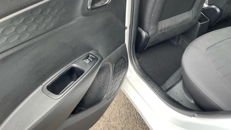 Hyundai i10 1.0 MPi SE Connect 5dr Petrol Hatchback - Image 37