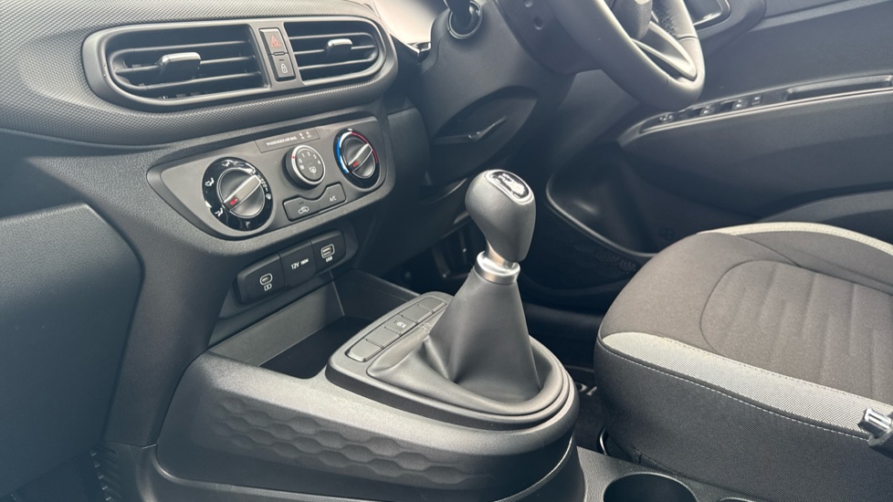 Hyundai i10 1.0 [63] Advance 5dr [Nav] Petrol Hatchback - Image 13