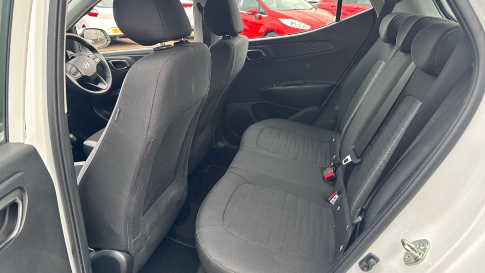 Hyundai i10 1.0 [63] Advance 5dr [Nav] Petrol Hatchback - Image 16
