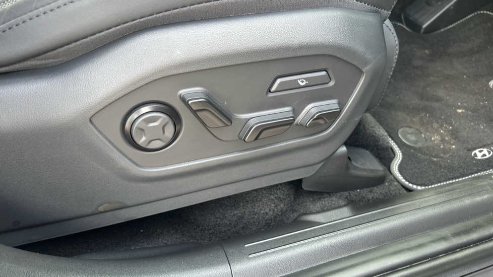Hyundai SANTA FE 1.6 TGDi 239 Hybrid Calligraphy 5dr 4WD Auto Hybrid Estate - Image 34