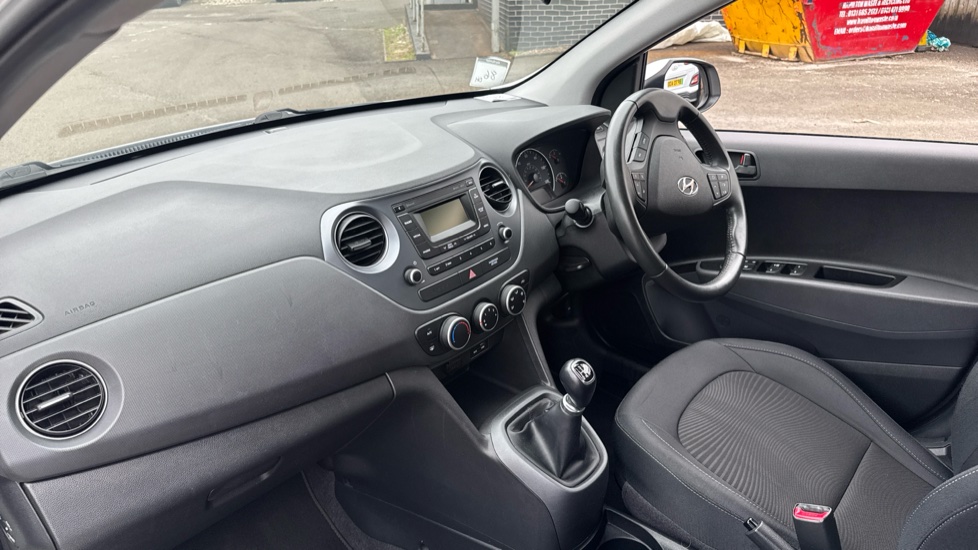 Hyundai i10 1.0 SE 5dr Petrol Hatchback - Image 9