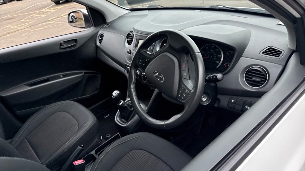 Hyundai i10 1.0 SE 5dr Petrol Hatchback - Image 11
